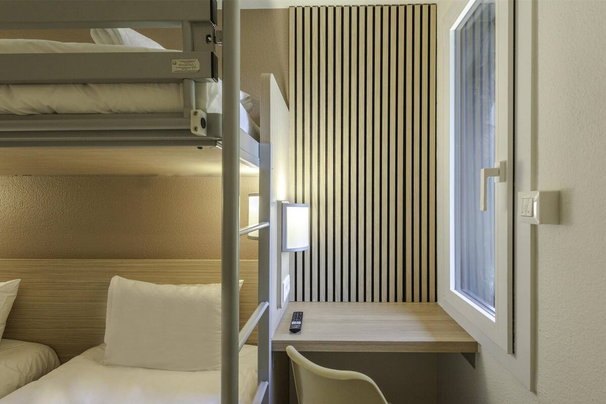 Habitación estándar, 3 camas individuales | Ropa de cama de alta calidad y escritorio