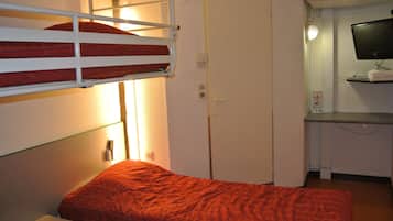 Escriptori, cortines opaques i habitacions insonoritzades