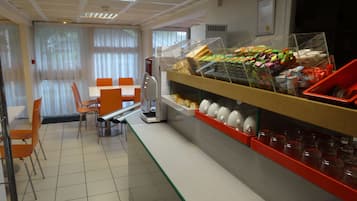 Desayuno buffet (EUR 6.5 por persona) 