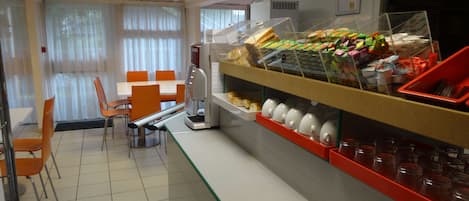Desayuno buffet (EUR 6.5 por persona)