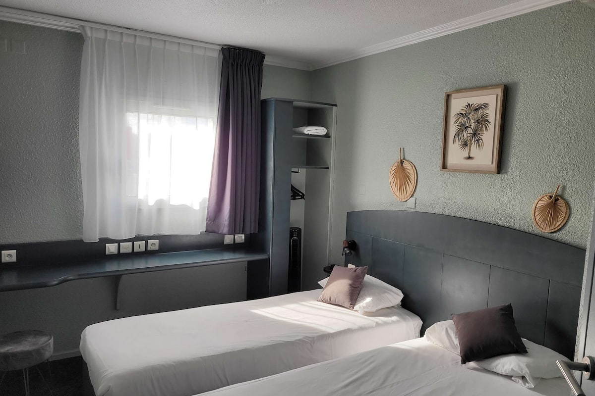 Standard Room, 2 Twin Beds | Desk, free WiFi, bed sheets