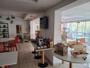 Desayuno buffet (EUR 9 por persona) 