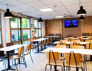 Frokostbuffé hver dag (EUR 8.5 per person)