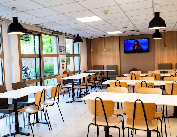Tägliches Frühstücksbuffet (8.5 EUR pro Person)