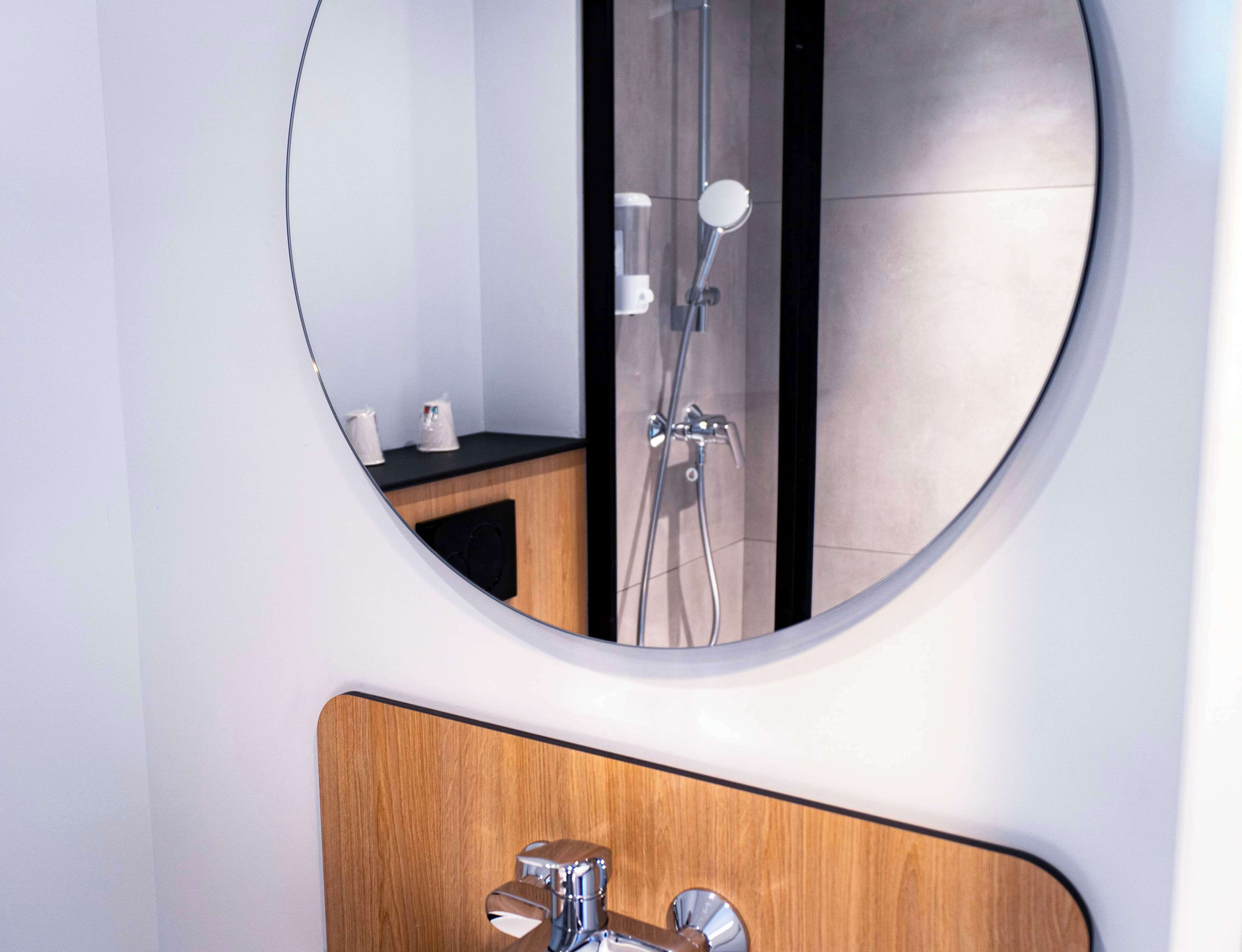 Shower, eco-friendly toiletries, towels