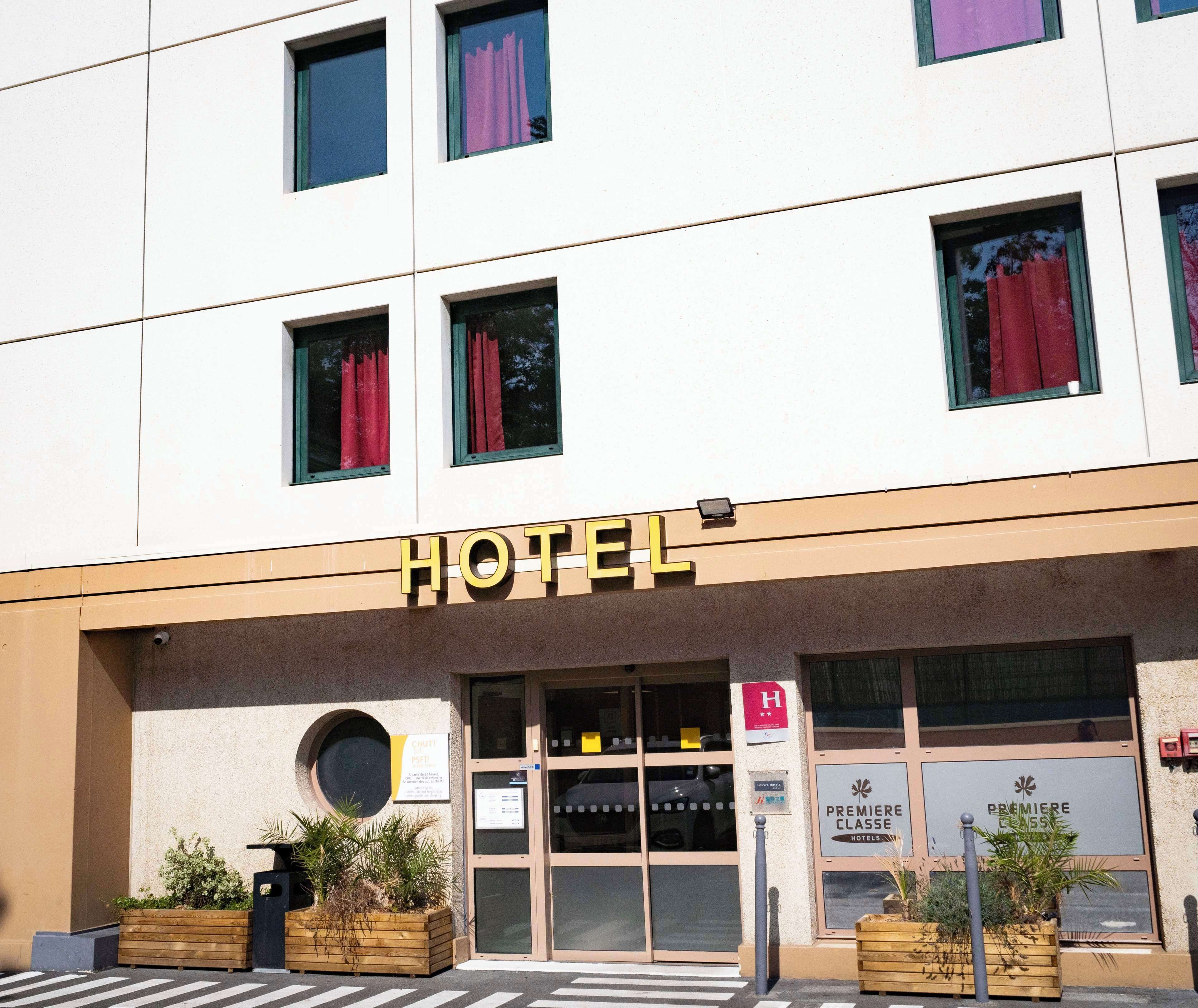 Entrada de un hotel con un letrero que dice "HOTEL" y un letrero "CRUCI PORT".