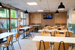 Tägliches Frühstücksbuffet (8.5 EUR pro Person)