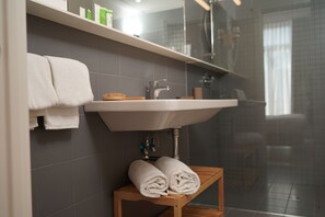 Shower, free toiletries, hair dryer, bidet - Hotel Piazza Bellini & Apartments (Naples)
