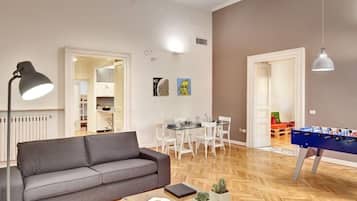 Superior Apartment | Area soggiorno | TV a schermo piatto