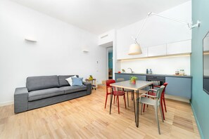 Apartment, 2 rooms | Sala de estar | TV de tela plana