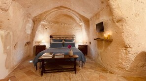 Basic Studio Suite, 1 Queen Bed | Premium bedding, down duvets, minibar, in-room safe - Hotel San Giorgio Matera (Matera)