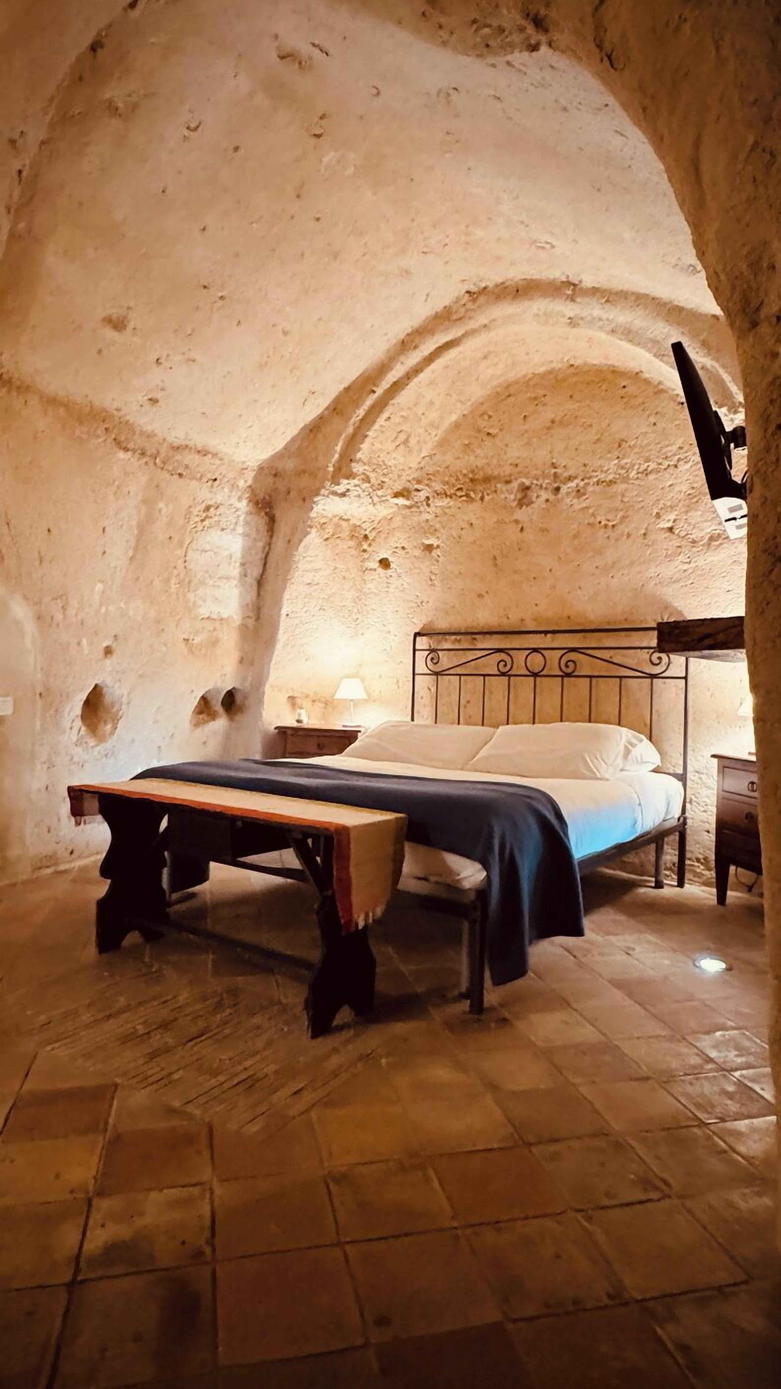 basic studio suite, 1 queen bed | 1 bedroom, premium bedding, down duvets, minibar