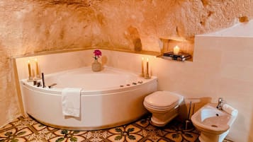 Suite Studio Supérieure | Salle de bain | Articles de toilette gratuits, sÚche-cheveux, chaussons, bidet