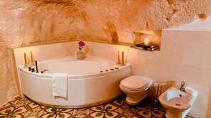 Superior Studio Suite | Bathroom | Free toiletries, hair dryer, slippers, bidet