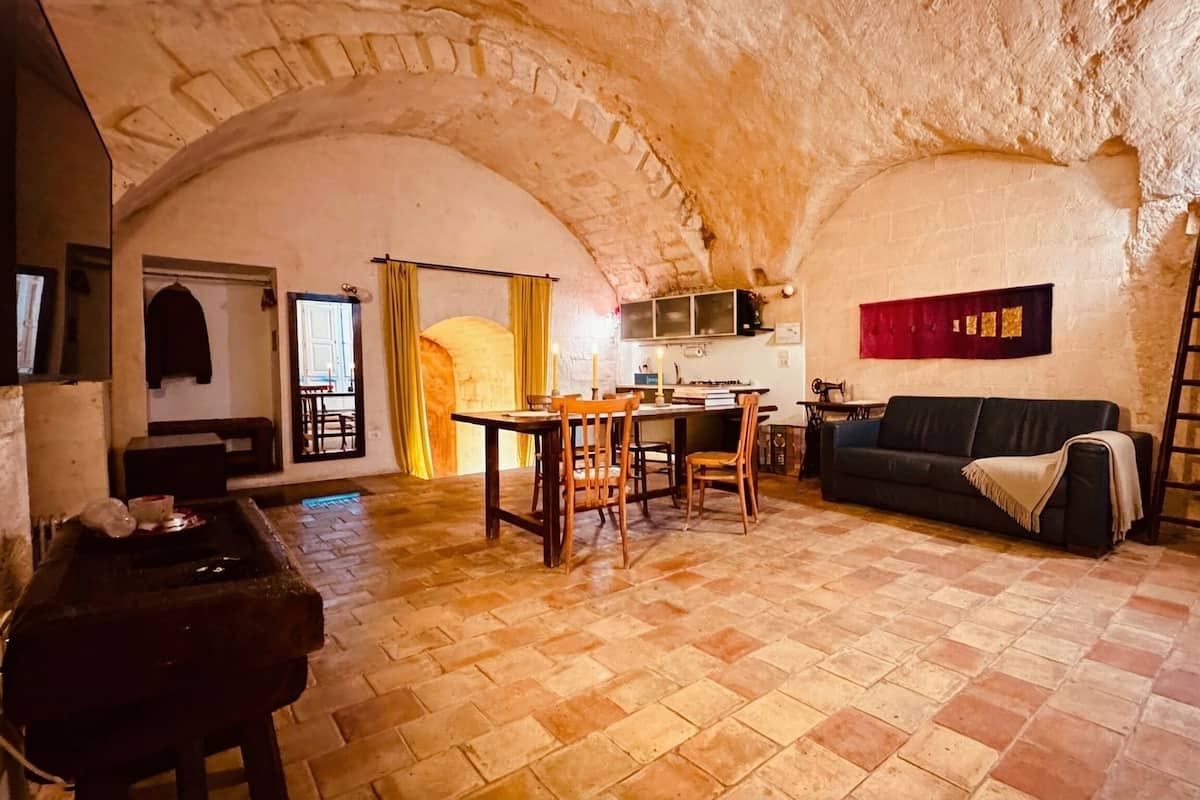 Suite studio supérieure | Aire de séjour | Téléviseur à écran plat