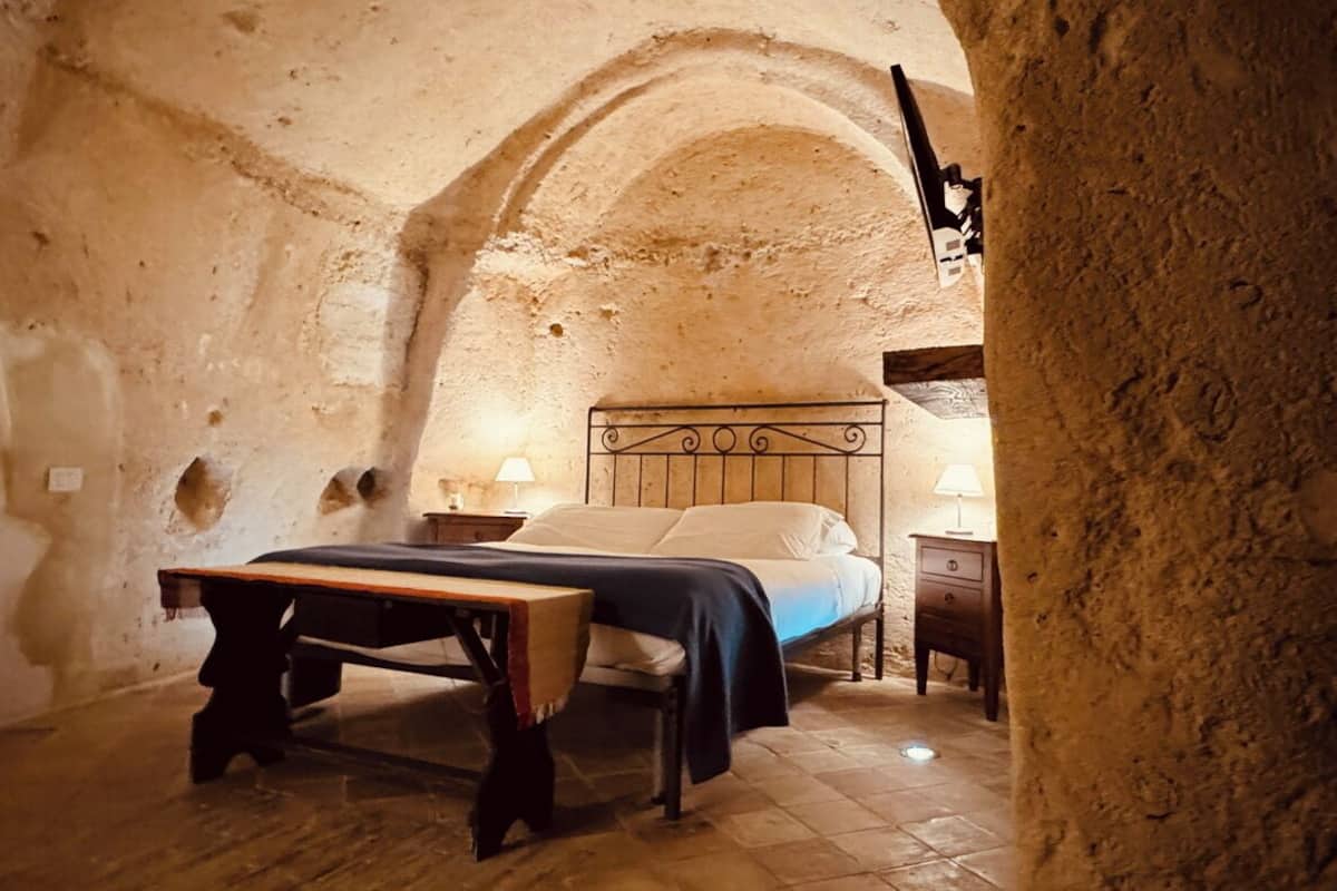 Mini Cave Suite | 1 bedroom, premium bedding, down comforters, minibar