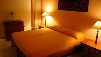 Kahden hengen huone (yksi tai kaksi sänkyä) | Yksilöllisesti sisustettu, työpöytä, vuodevaatteet