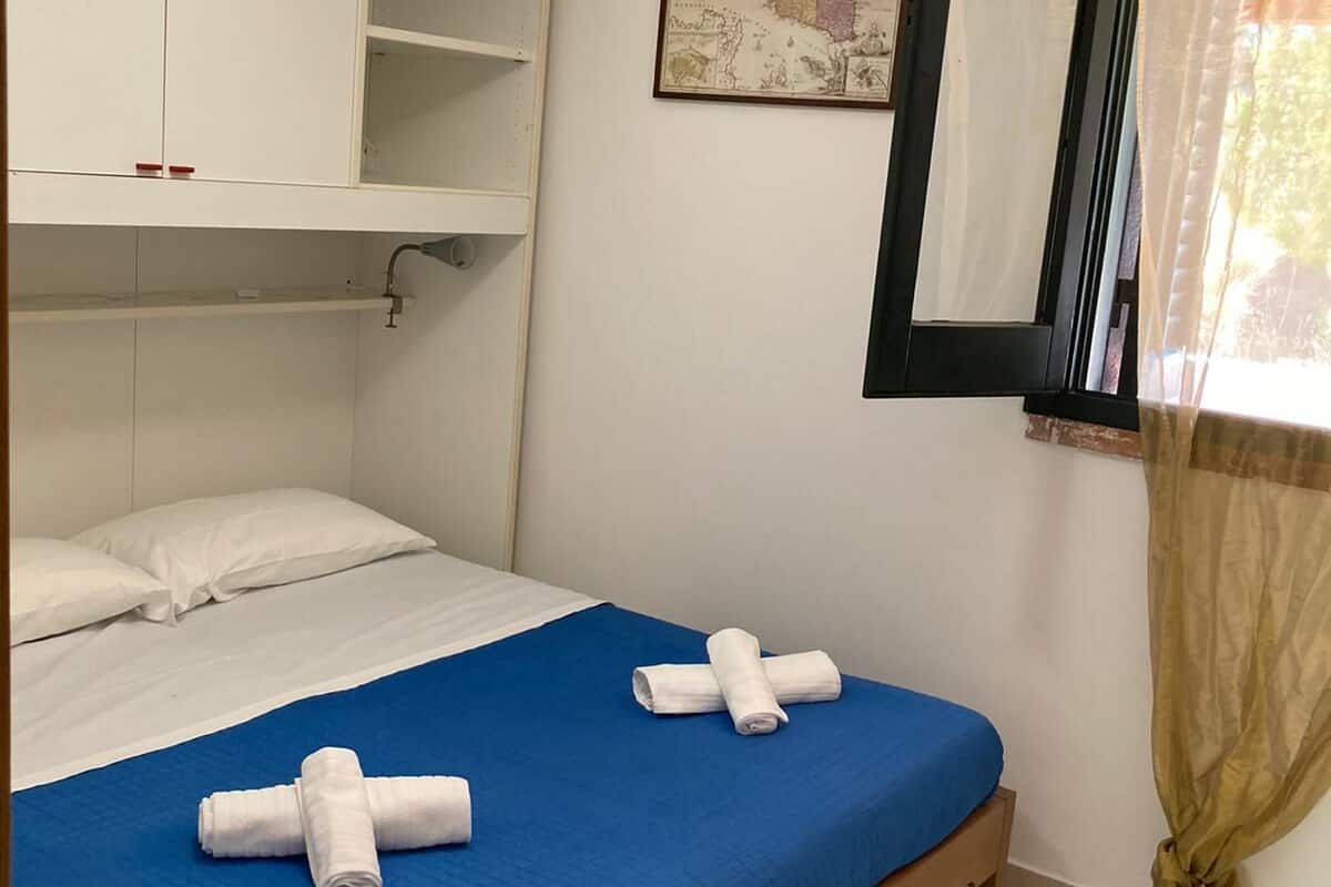 Individueel gedecoreerd, een bureau, beddengoed