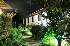 A pathway leading to a building with a sloped roof and columns, surrounded by lush greenery and plants. - Jerà Aloe B&B Relax-Vulcanello (Lipari)