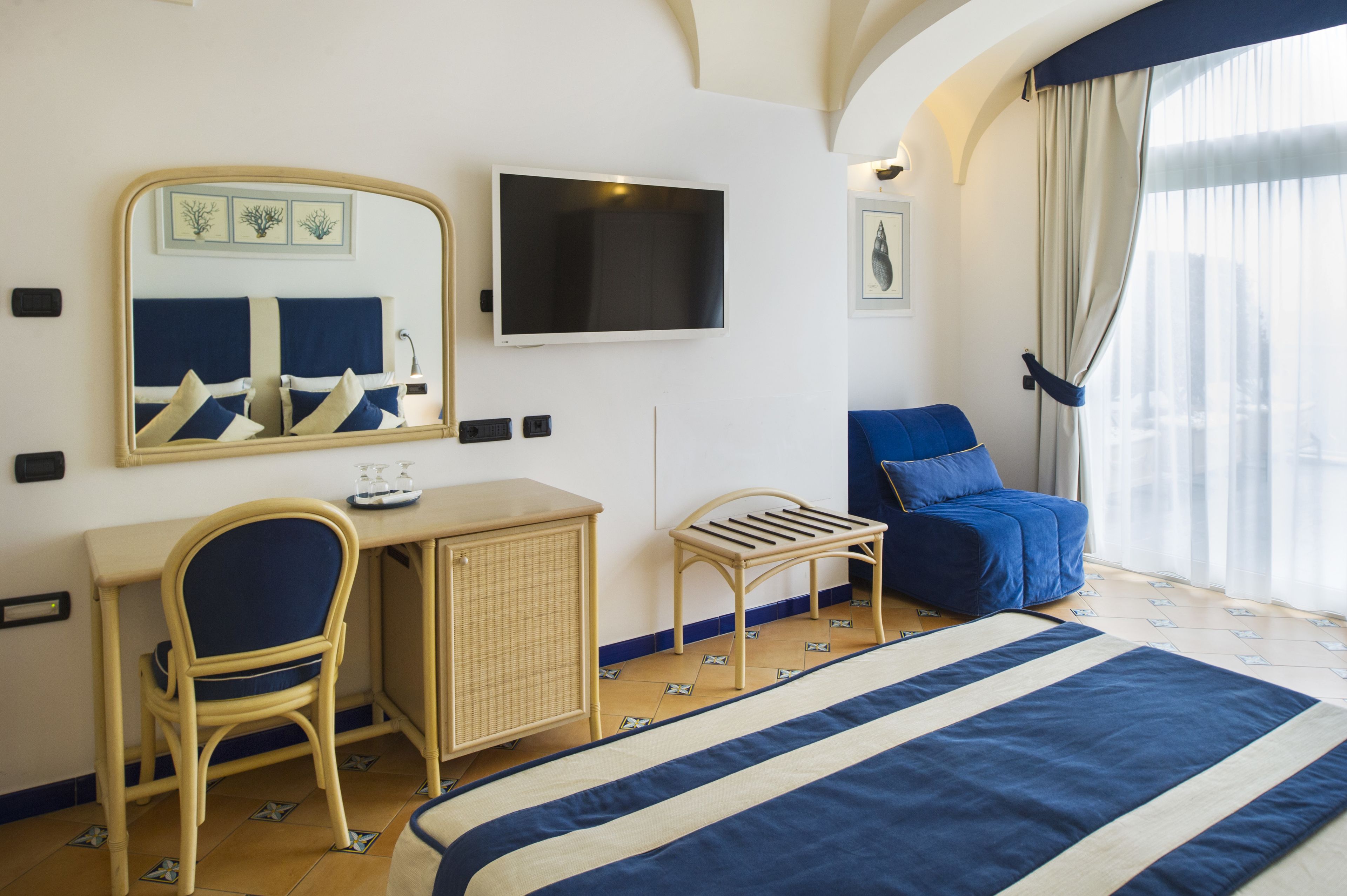 junior suite, sea view | hypo-allergenic bedding, minibar, in-room safe, desk