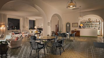 Petit déjeuner continental (10 EUR par personne)