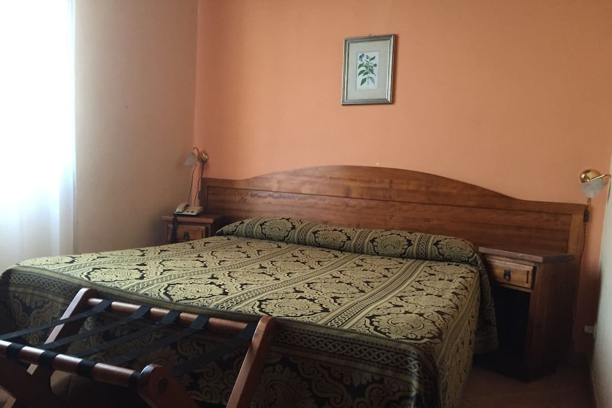 Eenvoudige tweepersoonskamer (French Bed) | Luxe beddengoed, een kluis op de kamer, een bureau