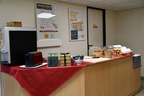 Daily buffet breakfast (EUR 6.50 per person) - Hotel Première Classe Nevers - Varennes Vauzelles (Varennes-Vauzelles)