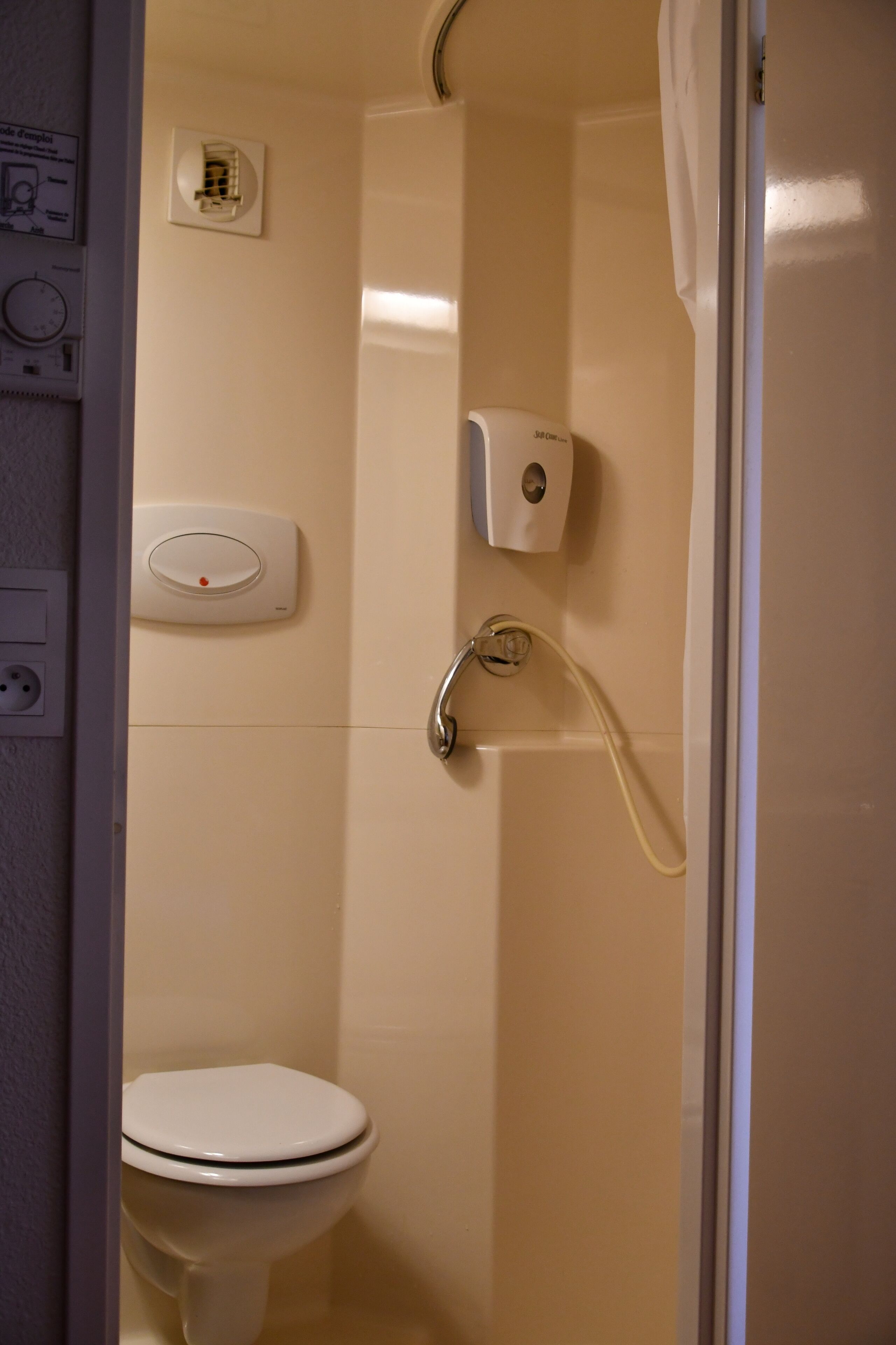 Een douche,  milieuvriendelijk toiletgerief, een haardroger, handdoeken