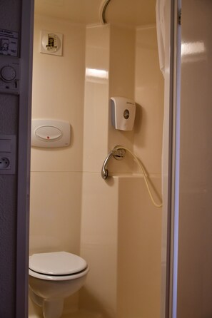 Shower, perlengkapan kamar mandi ramah lingkungan,  dan pengering rambut