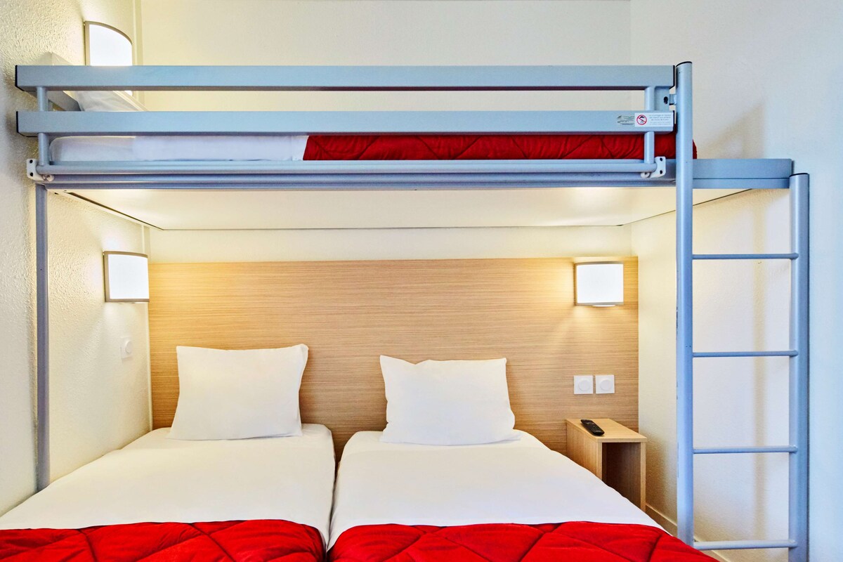 Standaard kamer, 3 eenpersoonsbedden | Een bureau, een laptopwerkplek, verduisterende gordijnen, gratis wifi