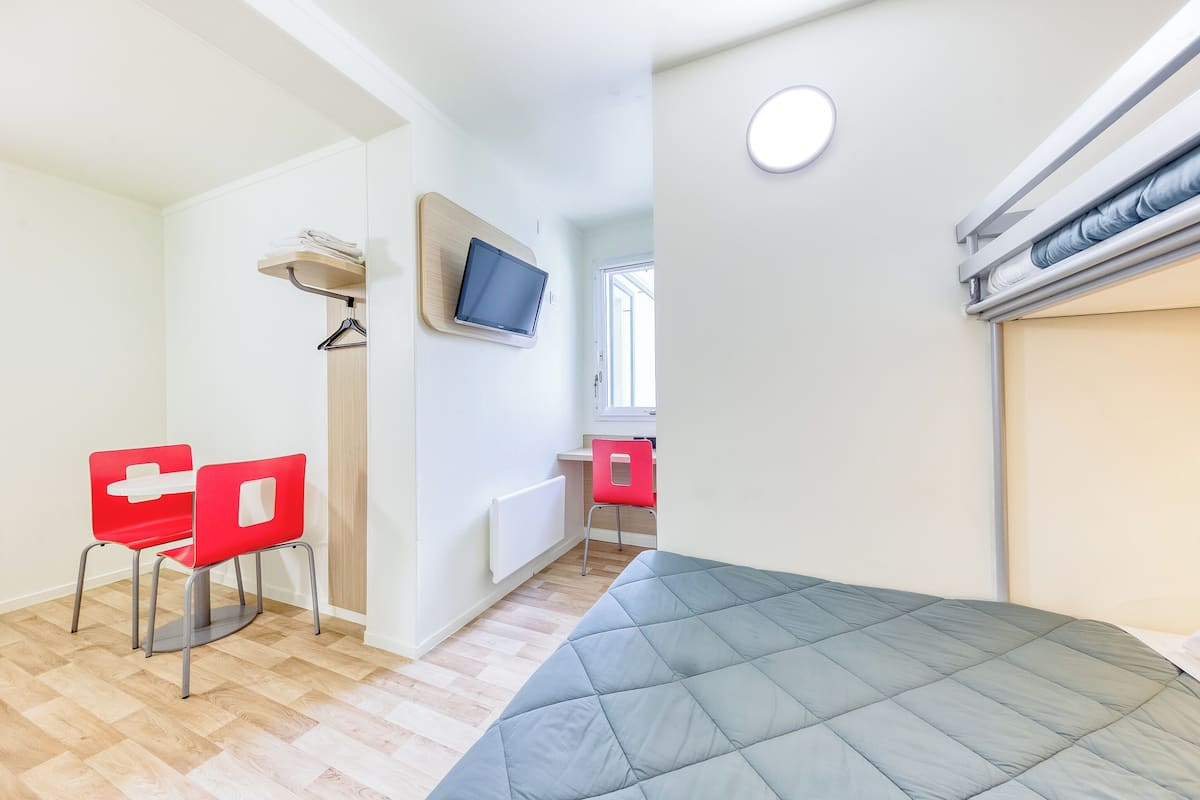 Habitación estándar, varias camas (1 Double and 1 Single bed) | Escritorio, espacio para trabajar con laptop y cortinas blackout 