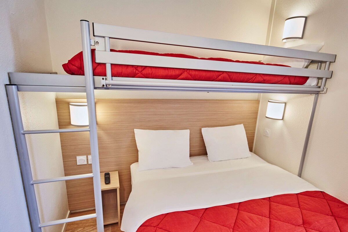 Standaard kamer, Meerdere bedden (1 Double and 1 Single bed) | Een bureau, een laptopwerkplek, verduisterende gordijnen, gratis wifi