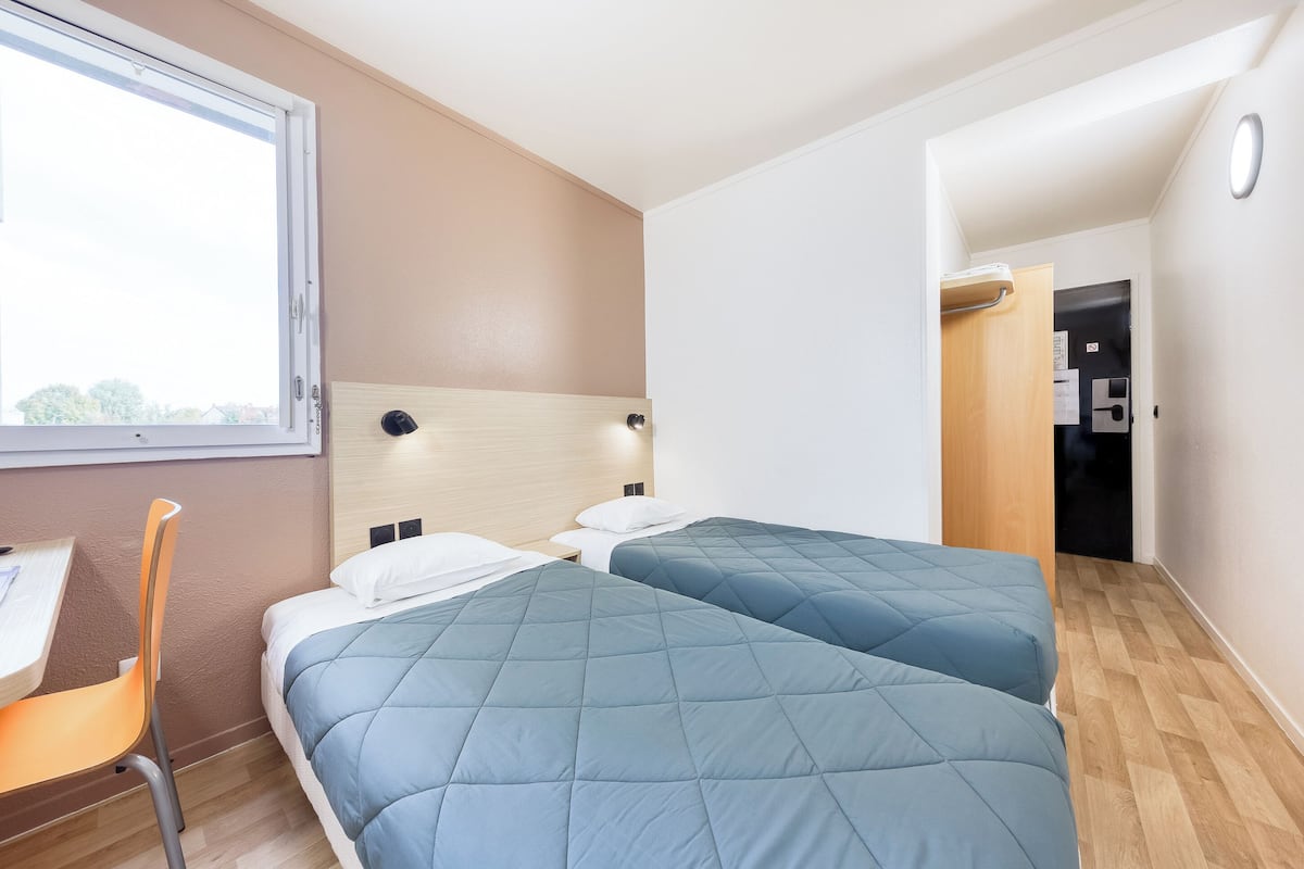 Habitación estándar, 1 cama matrimonial | Escritorio, espacio para trabajar con laptop y cortinas blackout 