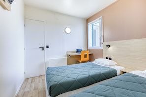 Habitación estándar, 1 cama matrimonial | Escritorio, espacio para trabajar con laptop y cortinas blackout