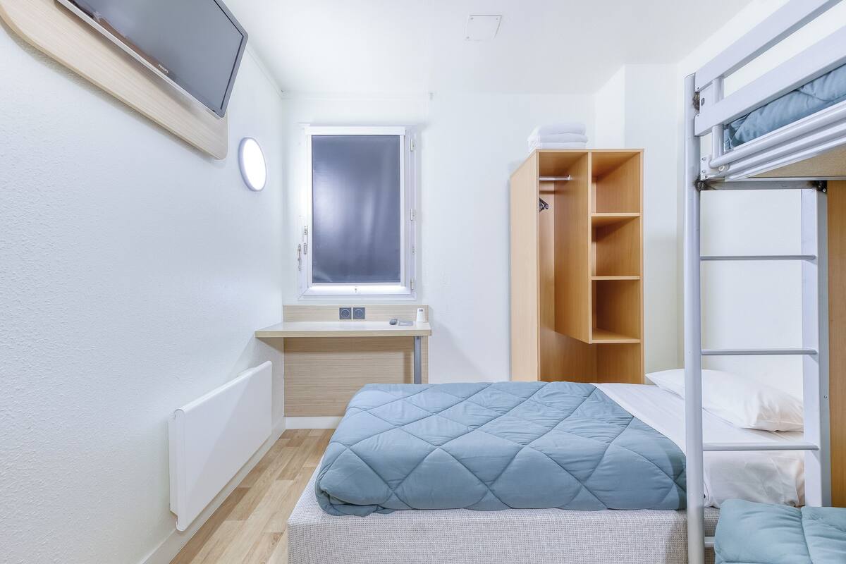 Habitación estándar, 3 camas individuales | Escritorio, espacio para trabajar con laptop y cortinas blackout 