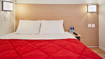 Escritorio, espacio para trabajar con laptop y cortinas blackout