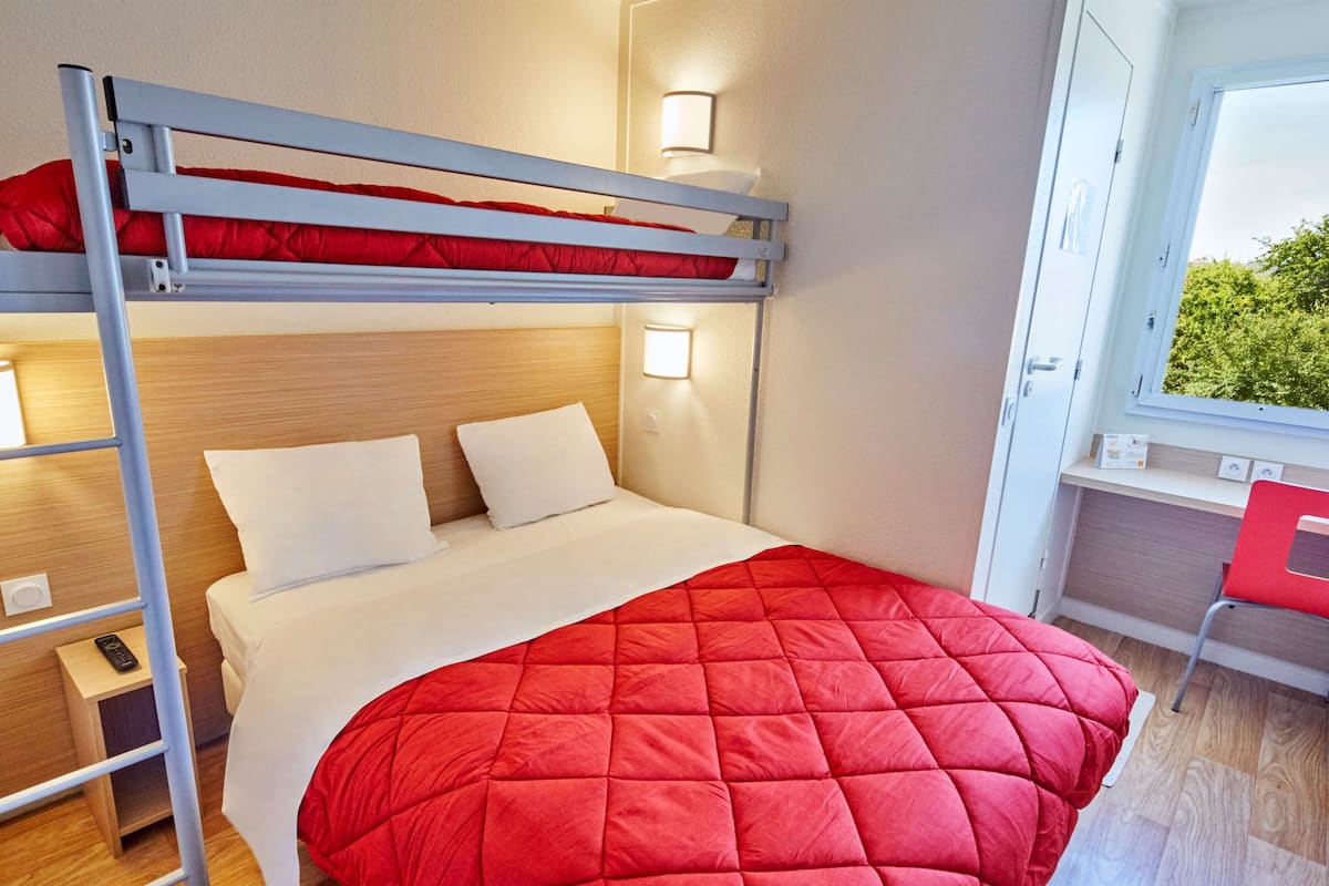 Standard Room, Berbilang Katil (1 Double and 1 Single bed) | Meja, ruang kerja komputer riba, langsir/tirai gelap terus