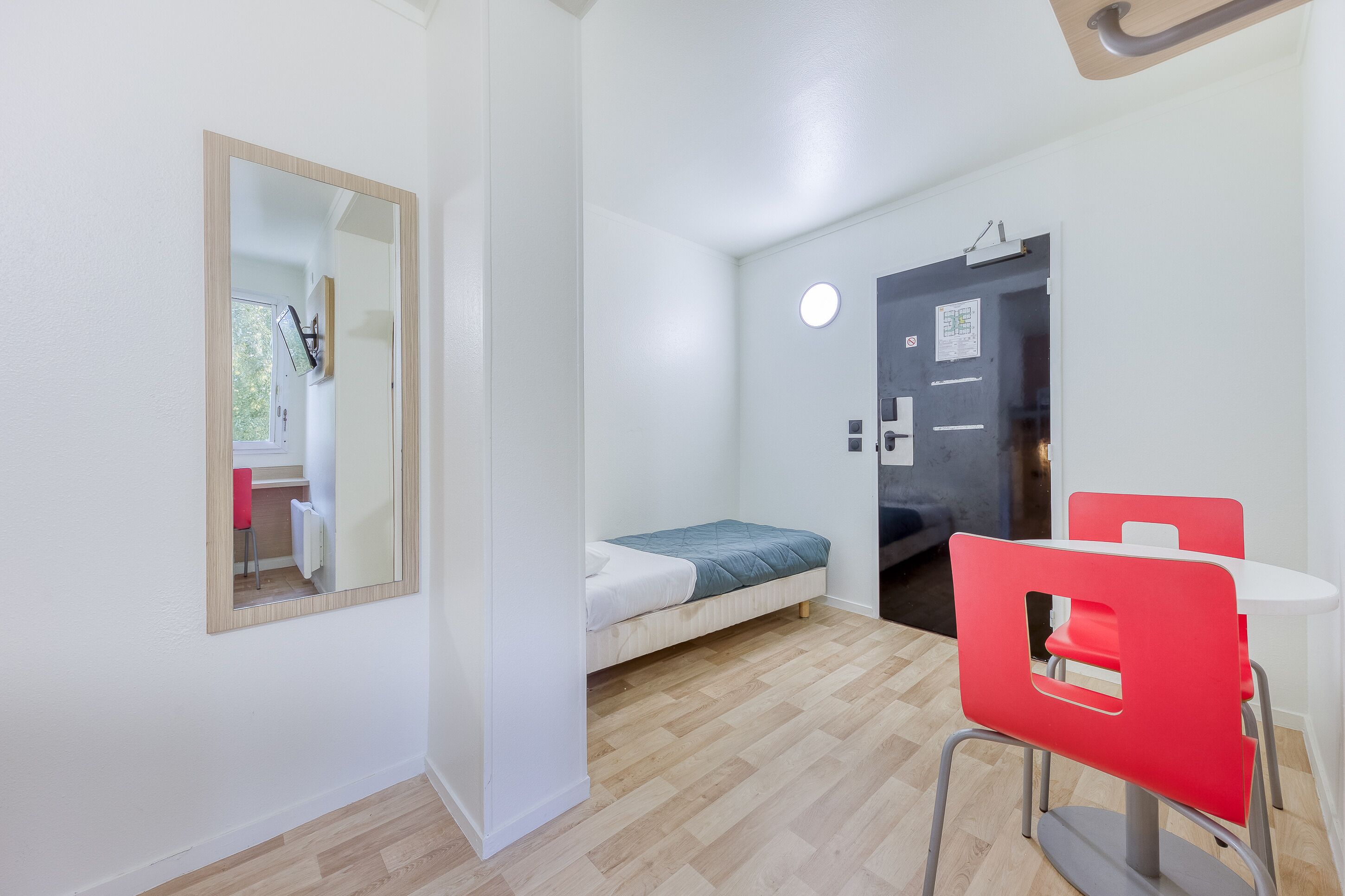 Bureau, espace de travail pour ordinateur portable, rideaux occultants