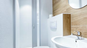 Milieuvriendelijke toiletartikelen, een haardroger, handdoeken