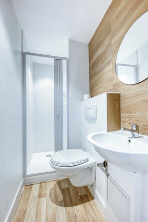 Perlengkapan kamar mandi ramah lingkungan, pengering rambut,  dan handuk