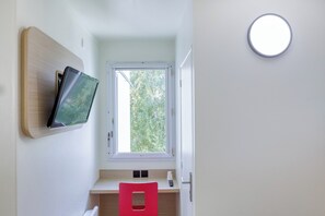 Skrivebord, skrivebord for bærbar PC og blendingsgardiner