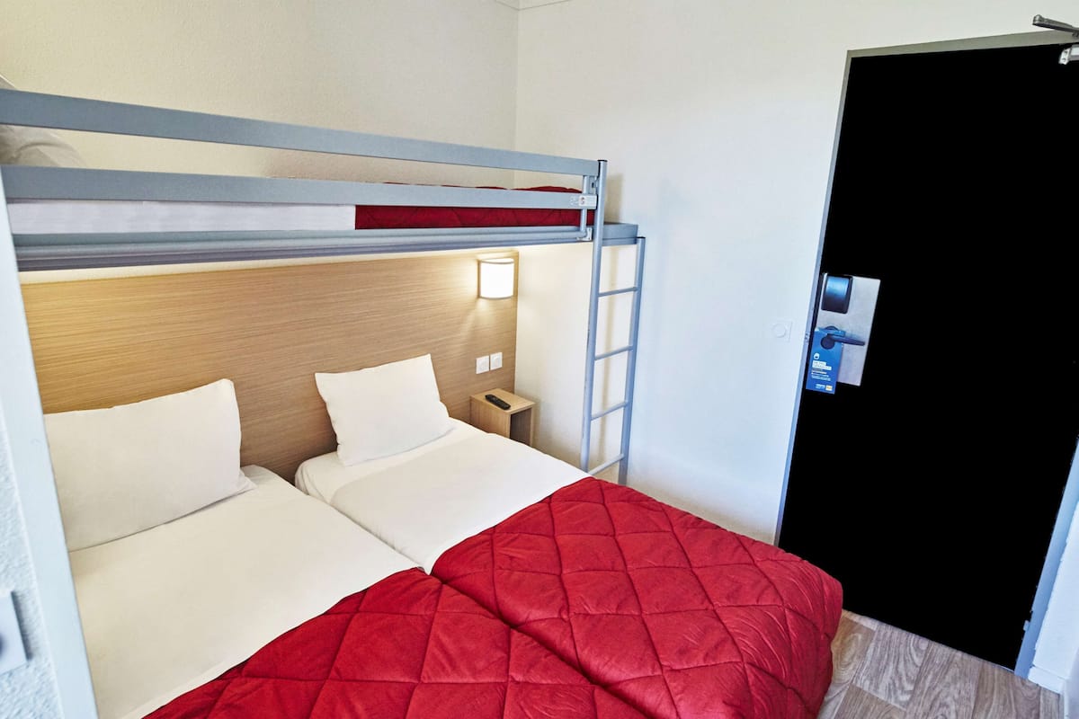 Standard Room, 3 Katil Bujang (Single) | Meja, ruang kerja komputer riba, langsir/tirai gelap terus