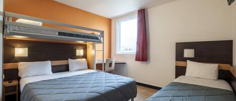 Habitación estándar, varias camas | Escritorio, cortinas opacas, sistema de insonorización y wifi gratis