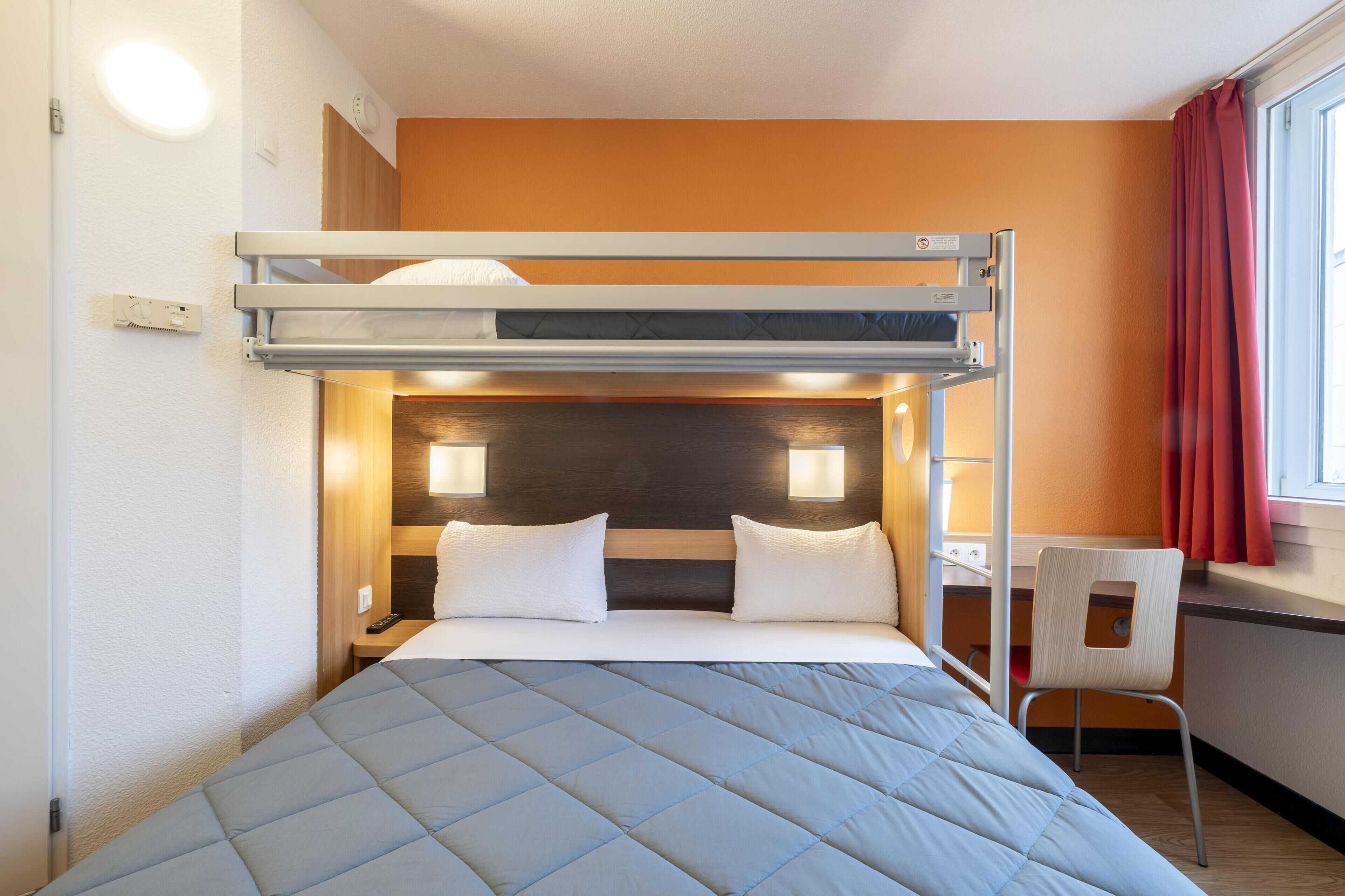 Camera Standard, letti multipli (1 Double and 1 Single bed) | Una scrivania, tende oscuranti, insonorizzazione, Wi-Fi gratuito