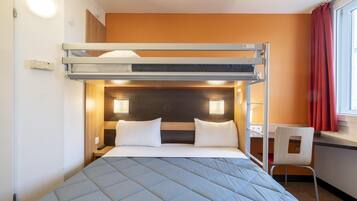 Camera Standard, letti multipli (1 Double and 1 Single bed) | Una scrivania, tende oscuranti, insonorizzazione, Wi-Fi gratuito