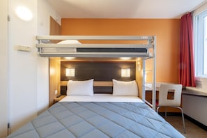 Standard-huone, useita sänkyjä (1 Double and 1 Single bed) | Työpöytä, pimennysverhot, äänieristys, ilmainen Wi-Fi