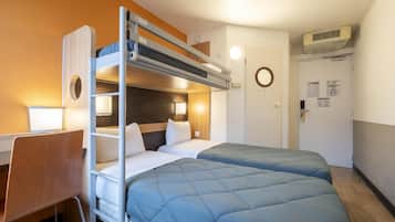 Standardzimmer, 3 Einzelbetten | Schreibtisch, VerdunkelungsvorhÀnge, schallisolierte Zimmer