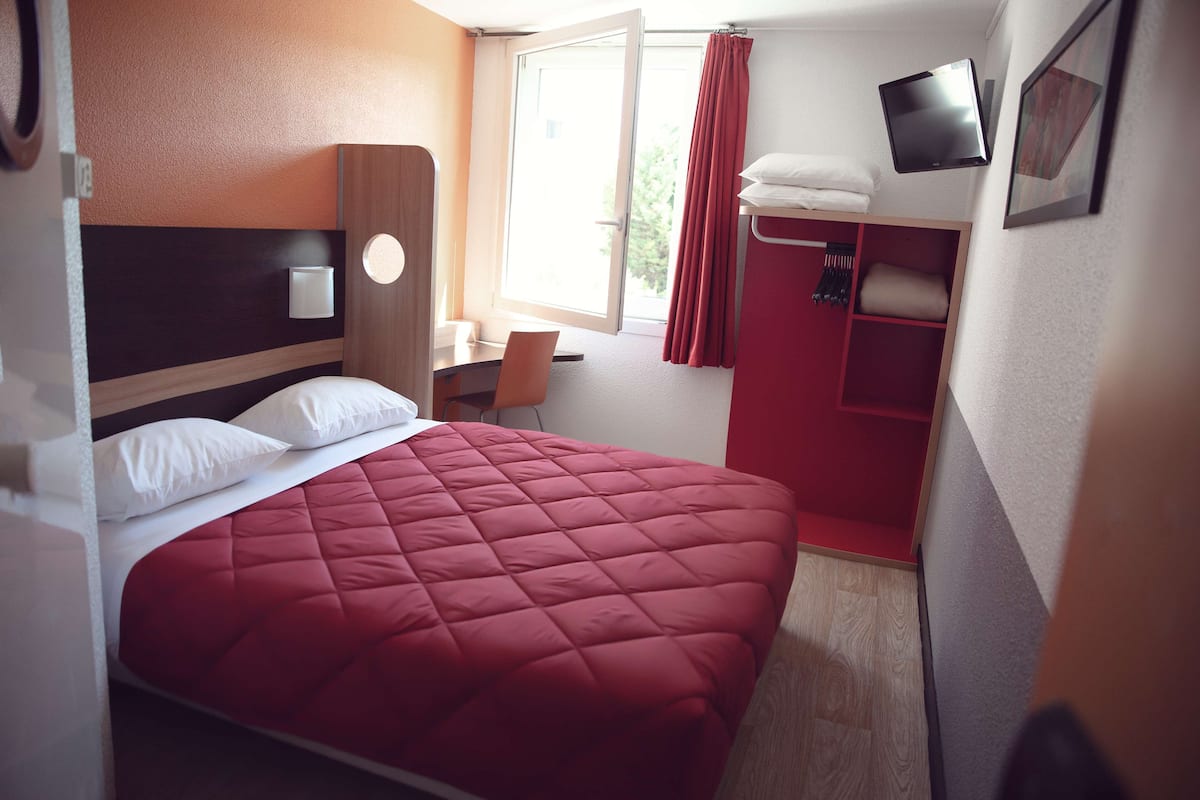 Standard Room, 1 Double Bed | Desk, blackout drapes, soundproofing, free WiFi