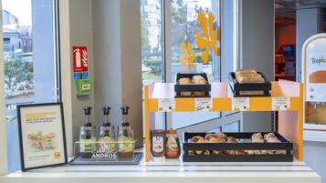 Tägliches Frühstücksbuffet (9.50 EUR pro Person)