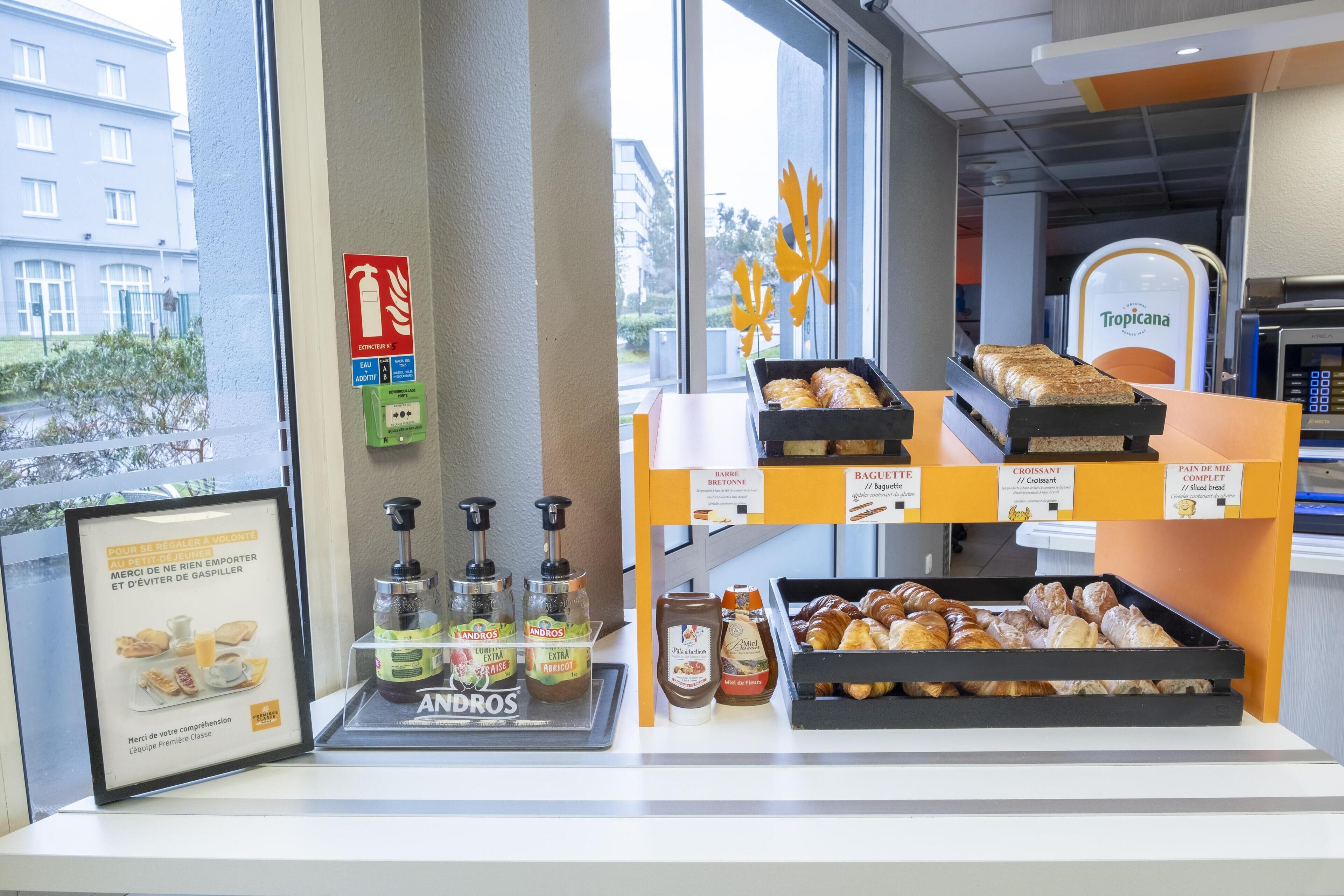 Une vitrine de boulangerie présentant divers produits de boulangerie et accompagnements.